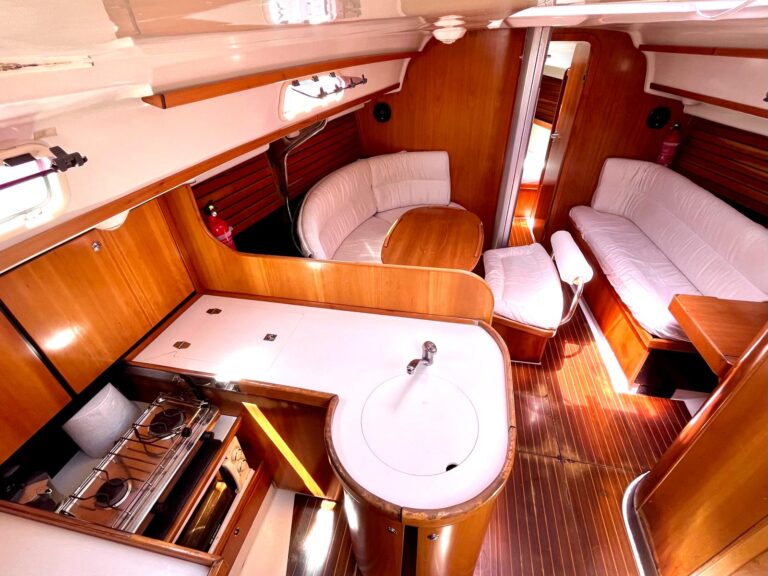 velero alquiler con cocina y nevera