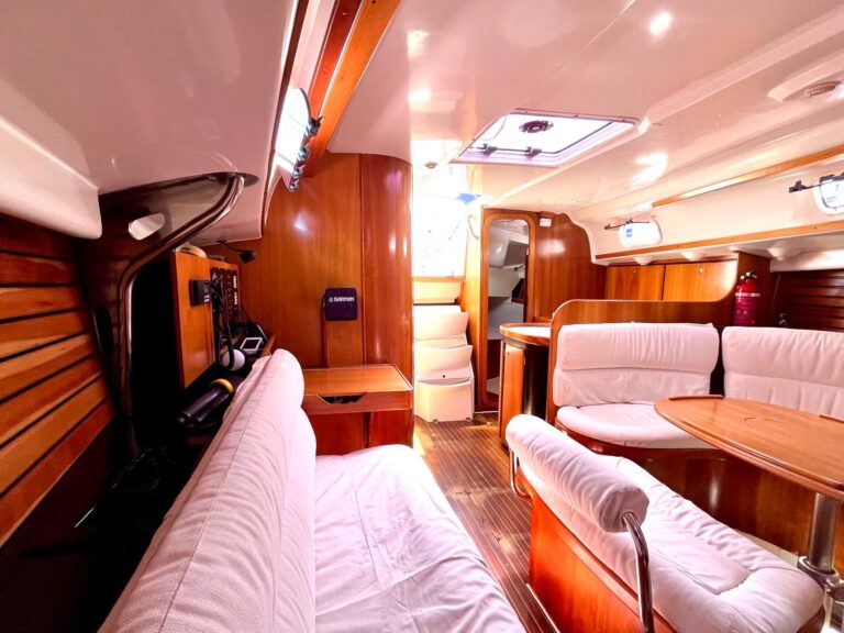 amplio salon velero austral